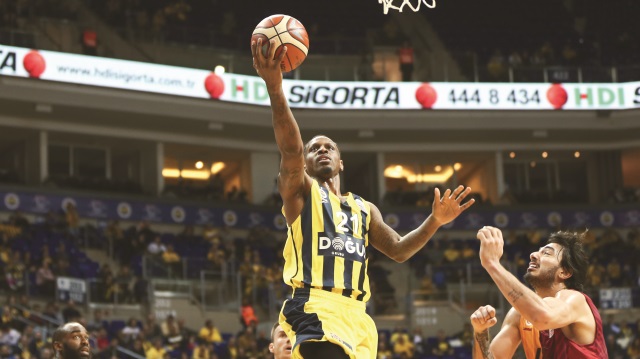Rakibine karşı üst üste 16. maçını da kazanan Fenerbahçe Doğuş, lig liderliğini de korudu