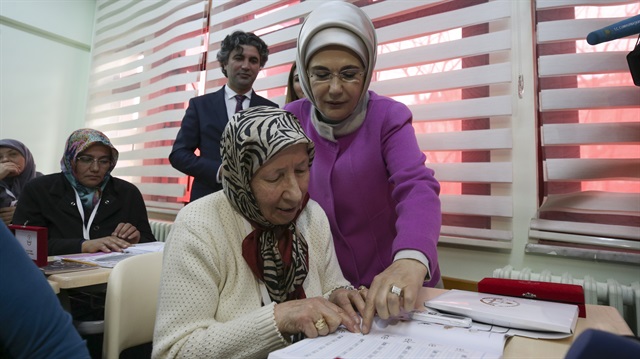 Cumhurbaşkanı Erdoğan'ın eşi Emine Erdoğan, Yenimahalle Halk Eğitim Merkezinde düzenlenen Okuryazarlık Seferberliği açılış programına katıldı.
