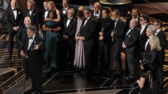 Oscar Ödülleri sahiplerini buldu. 'En İyi Film' ödülünü alan Shape of Water filminin kadrosu... (Fotoğraf: Reuters)