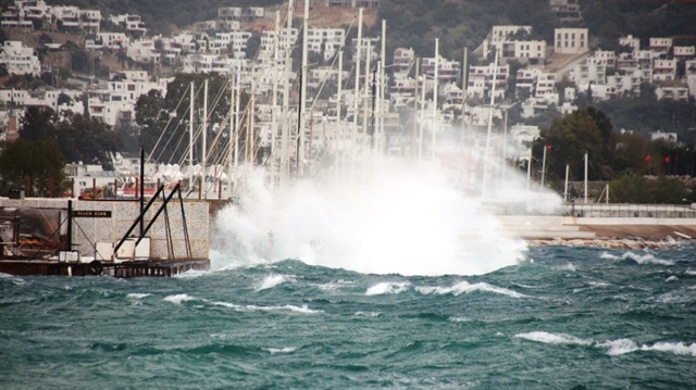 Ege'de öğlen saatlerinde başlayan şiddetli fırtına nedeniyle feribot seferleri iptal edilince 40 Türk Yunan adalarında mahsur kaldı.