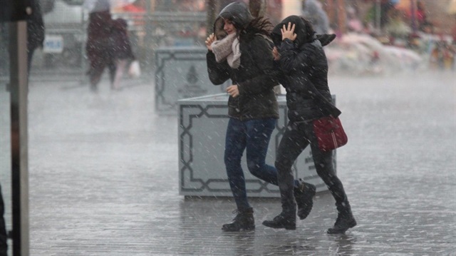 Perşembe günü İstanbul'u fırtına ve yağışın vurması bekleniyor.