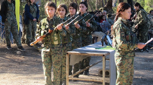 Ele geçirilen fotoğraflarda13-17 yaşındaki çocuklara, terör örgütünün silahlı eğitim verdiği görülüyor.