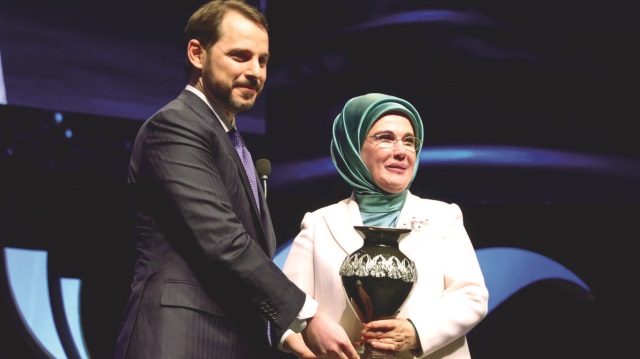 Enerji Bakanı Berat Albayrak törende Emine Erdoğan'a hediye takdim etti.