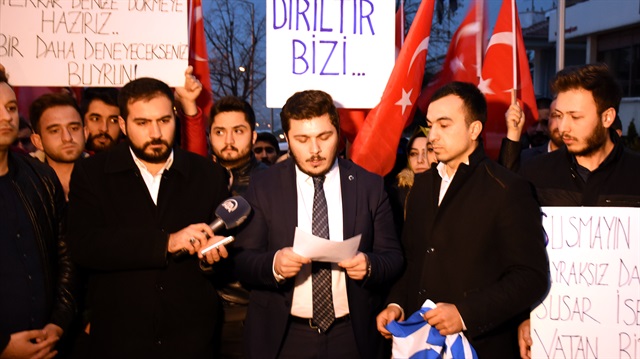 ASIM üyesi bir grup Türk bayrağının yakılmasına tepki amacıyla protesto gösterisi düzenledi.
