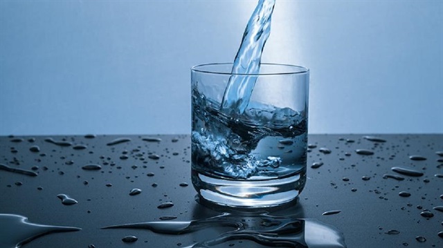 Günlük en az 10 bardak su tüketilmelidir. 