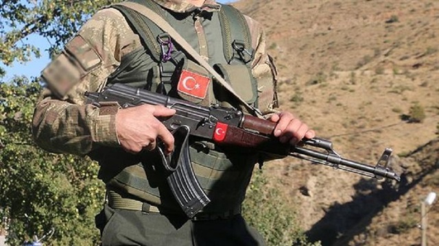 Bitlis'te bir güvenlik korucusu şehit oldu.