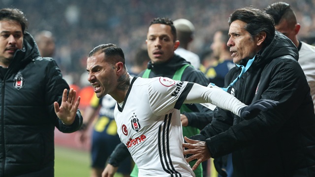 Fenerbahçe ile kupada oynanan maçta kırmızı kart gören Quaresma güçlükle sakinleştirilmişti.