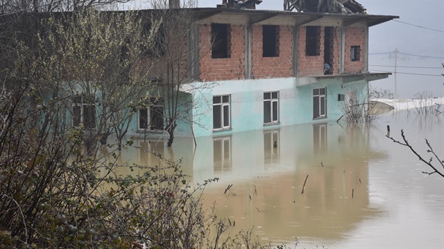 Yükselen baraj suları nedeniyle evleri su bastı
