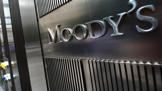Moody's'in açıklamasında  dış şok riskinin ise yüksek cari açık ve dış borçların yanı sıra artan siyasi riskler ve küresel faiz oranları nedeniyle yükseldiği öne sürüldü.