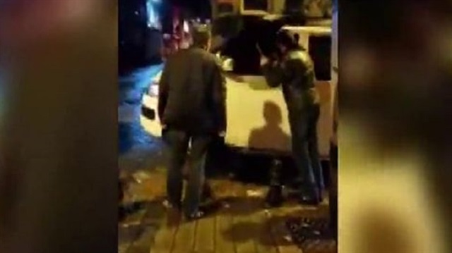 Taksiciler, müşteri gibi çağırdıkları Uber şoförünü dövdü.