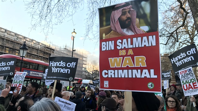 Londra'da Başbakanlık ofisi önünde açılan bir pankart: 'Bin Selman, savaş suçlusudur'
