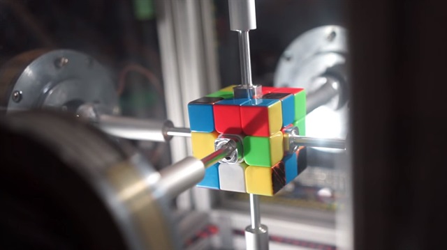Google'ın robotu rubik küpü 0.38 saniyede çözerek dünya rekoru kırdı!