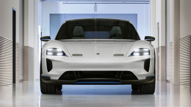 Porsche'nin elektrikli SUV konsepti Mission E Cross Turismo ortaya çıktı