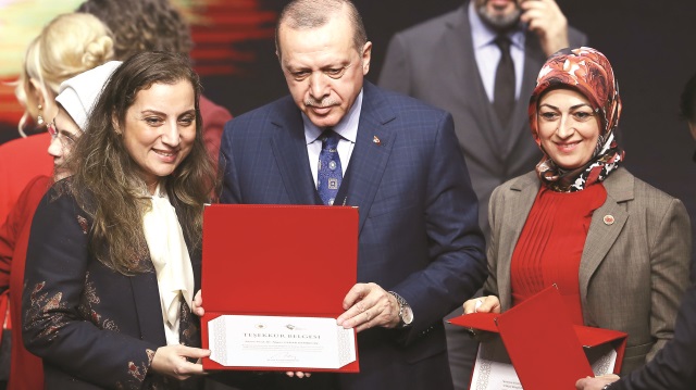 Aile ve Sosyal Politikalar Bakanlığı’nın Dünya Kadınlar Günü Programı’na katılan Erdoğan, farklı alanlarda rol model olan başarılı kadınlara ödüllerini verdi.