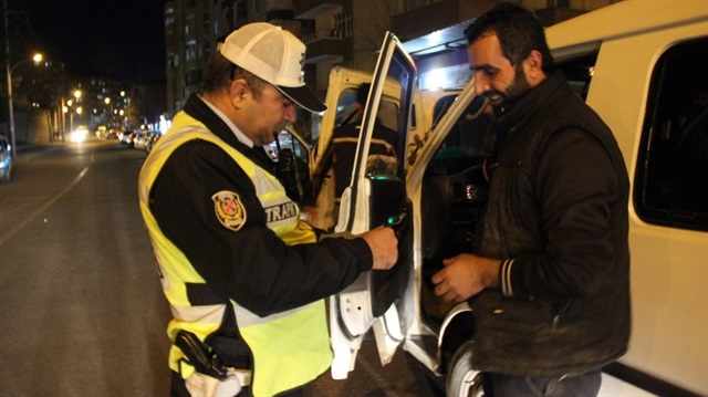 Diyarbakır'daki asayiş uygulamasında polis ekipleri araçları ve sokakları denetledi.