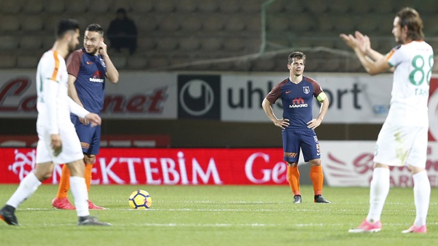Alanyaspor, Süper Lig'in zirvesindeki Başakşehir'i 4-1 mağlup ederek büyük bir sürprize imza attı.