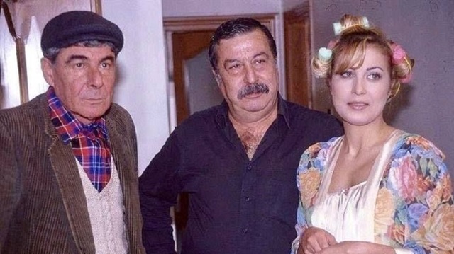 Ercan Yazgan (solda) Bizimkiler dizisinde Kapıcı Cafer'i canlandırıyordu.
