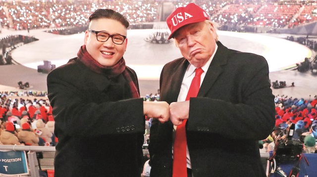 Şubat ayında Kore yarımadasında diplomasinin önünü açan Pyeongcheung Kış Olimpiyatlarında, katılımcıların Kim Jong- un ve Trump’ın taklitlerini yapması dikkat çekmişti. Şimdi gözler iki liderin Mayıs ayında muhtemel el sıkışmasına odaklandı.