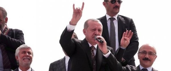 Cumhurbaşkanı Erdoğan Mersin'de 'bozkurt' işareti yaptı.