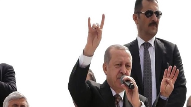Cumhurbaşkanı Erdoğan Mersin'de 'bozkurt' işareti yaptı.