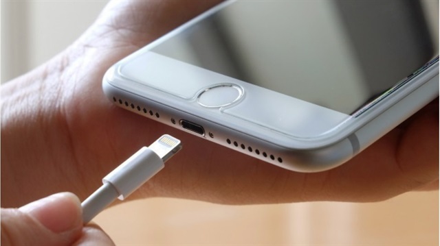 Lightning konektörü, 2012'den bu yana iPhone, iPad ve iPod touch'ı şarj etmek için standart bir port oldu ve milyarlarca cihaz tarafından kullanılıyor.