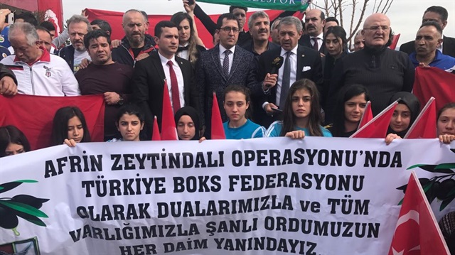 ​Türkiye Boks Federasyonu Başkanı Eyüp Gözgeç ve beraberindeki çok sayıda antrenör, sporcu ve hakem Zeytin Dalı Harekâtı'na destek kapsamında sınırdaki askeri noktaya ziyarette bulundu