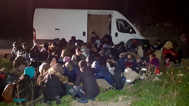 İzmir'de 57 kaçak göçmen yakalandı