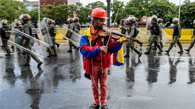 Uluslararası kredi derecelendirme kuruluşu Moody's, Venezuela'nın kredi notunu düşürdüğünü duyurdu.
