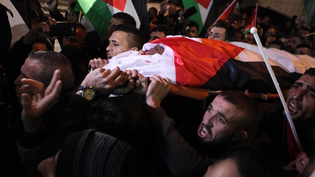 İsrail askerleri Filistinli bir genci şehit etti
