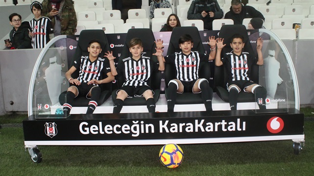 Beşiktaş ve Vodafone ortaklığında hayata geçirilen, dünyanın ilk dijital scouting projesi “Geleceğin KaraKartalı” kapsamında dikkat çeken 4 çocuk, Vodafone Park’ta oynanan Beşiktaş-Gençlerbirliği maçında devre arasında sahaya çıkarak hünerlerini sergiledi.