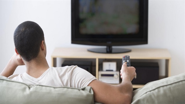 دراسة: الجلوس 4 ساعات أمام التلفزيون يعرض الرجال لخطر سرطان القولون