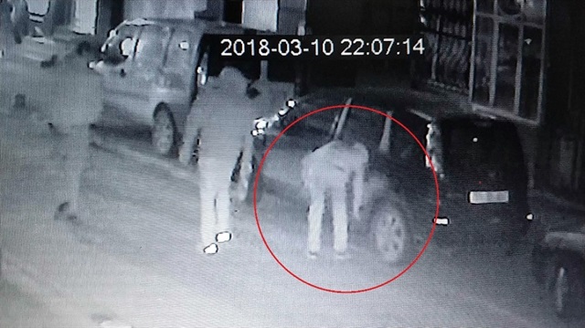 Samsun'da ​araçların lastiklerini keserken güvenlik kamerasına yakalandılar...