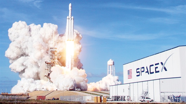 SpaceX’in son Falcon Heavy test uçuşu ile insanoğlu uzay yolculuklarına bir adım daha yaklaştı. 