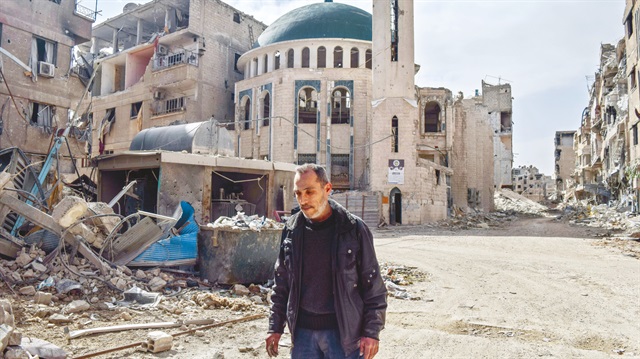 Sokaklarda yıkıntıların arasından geçerek camiye gelen Ebu Gassan, 5 vakit ezan okumayı ve cemaatsiz kalan camide tek başına da olsa namazlarını kılmayı sürdürüyor. 