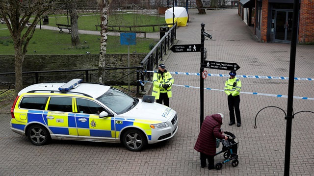 Police officers continue to guard the scene where a forensic tent, covering the bench where Sergei Skripal and his daughter Yulia were found, has been erected in the centre of Salisbury, Britain, March 9, 2018. 