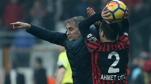 Maçın son anlarında yaşanan bu pozisyon, Ümit Özat'la Şenol Güneş arasında gerilime neden oldu.