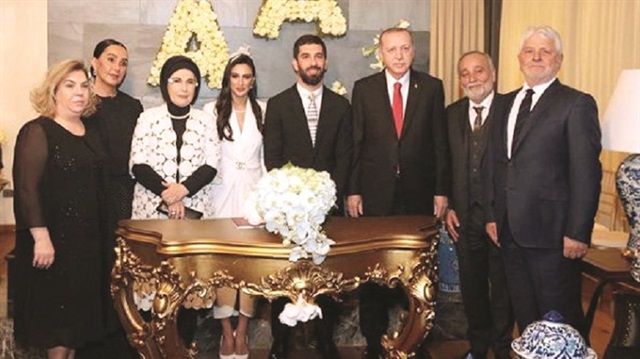 Cumhurbaşkanı Erdoğan milli futbolcunun nikah şahitliğıini yaptı.