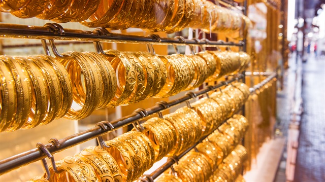 İstanbul Kapalıçarşı'da, Cuma kapanışta çeyrek altın 265,00 lira, Cumhuriyet altını 1.080,00 liradan satılııyordu.