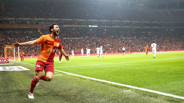 Spor Toto Süper Lig'de Galatasaray Konyaspor'u Sinan Gümüş'ün son dakikalarda attığı golle 2-1 yendi ve liderliğini sürdürdü. 