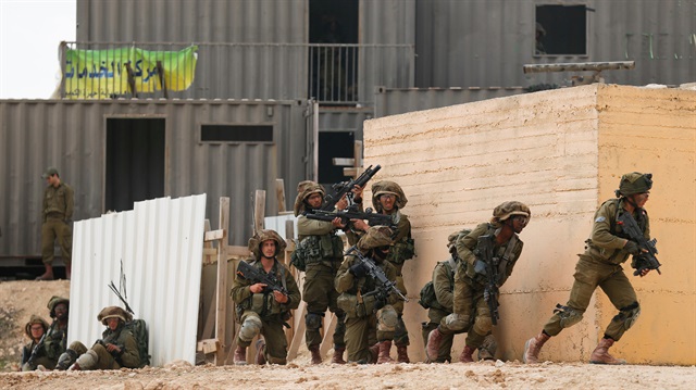 Israeli soldiers from the Nahal Infantry Brigade take part in an urban warfare drill 