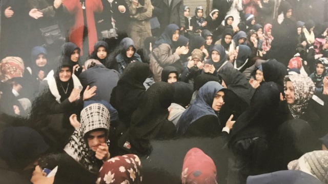 28 Şubat postmodern darbesi sırasında Güngören Anadolu İmam Hatip Lisesi önünde oturma eylemi yapan öğrenciler.