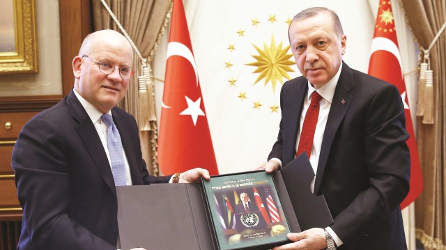 Erdoğan, Beştepe'de kabul ettiği John Flannery'e 'Dünya Beşten Büyüktür' kitabını hediye etti.
