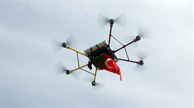 Liseli öğrencilerin yaptığı rüzgar ve güneş enerjisiyle çalışan drone. 