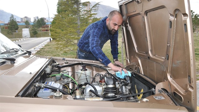 Elbistan’da yaşayan Alparslan Tükel’e ait 1988 model otomobil, orijinalliği ve temizliğiyle görenleri şaşırtıyor. 