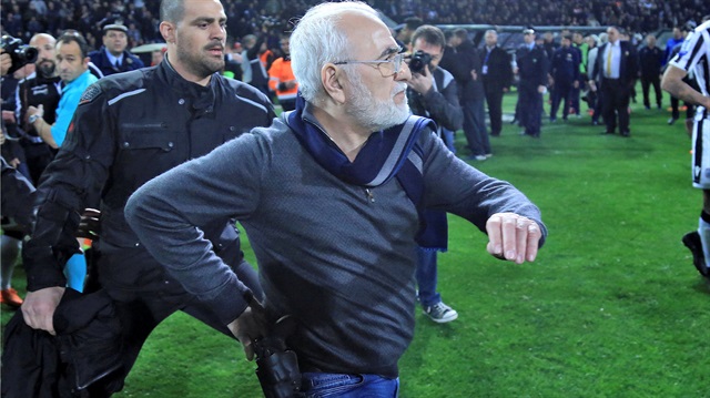 AEK ile oynanan maçta kulüp başkanı Ivan Savvidis'in belinde silahla sahaya girmesi nedeniyle PAOK'un üyeliği askıya alındı. 