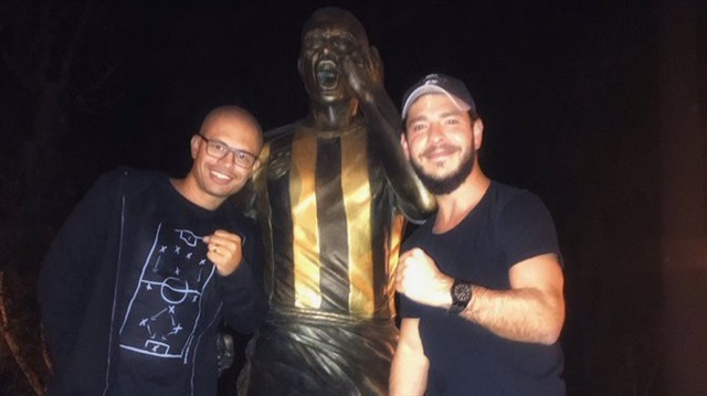 Alex de Souza İstanbul'a gelir gelmez tercüman Samet Güzel'le heykelini ziyarete gitti.