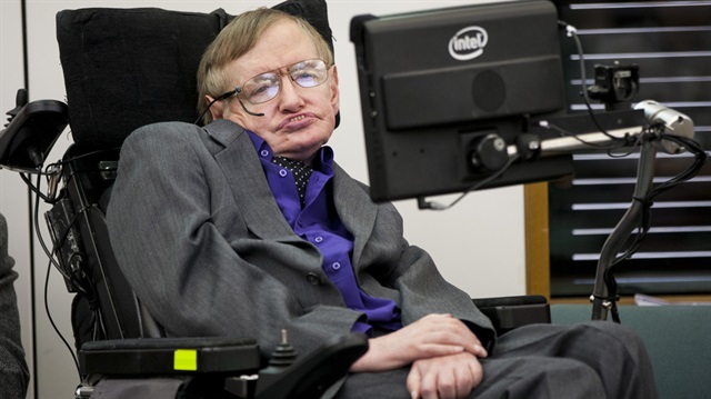 Sadece sağ yanağındaki bir kası hareket ettirebilen Stephen Hawking nasıl konuşuyordu?