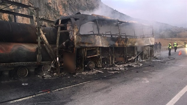 Park halinde bulunan TIR'a yolcu otobüsünün çarpması sonucu 11 kişi hayatını kaybetmişti. 