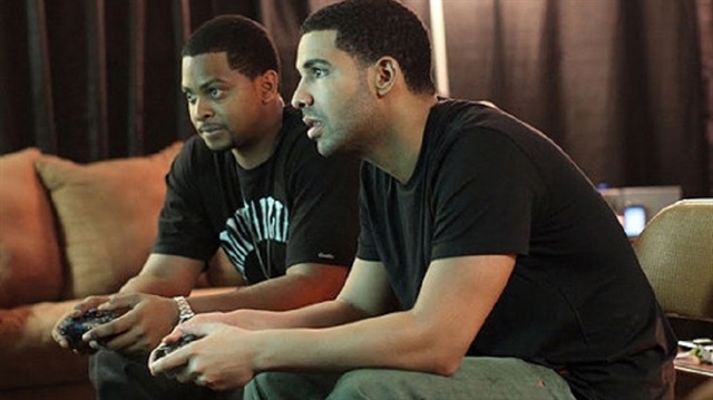 Rapçi Drake son dönemlerin popüler oyunu Fortnite oynadı. 
