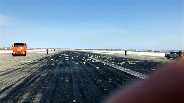 Rusya'da bir uçağın kargo kapağının açılması sonucu altın ve elmaslar piste saçıldı.